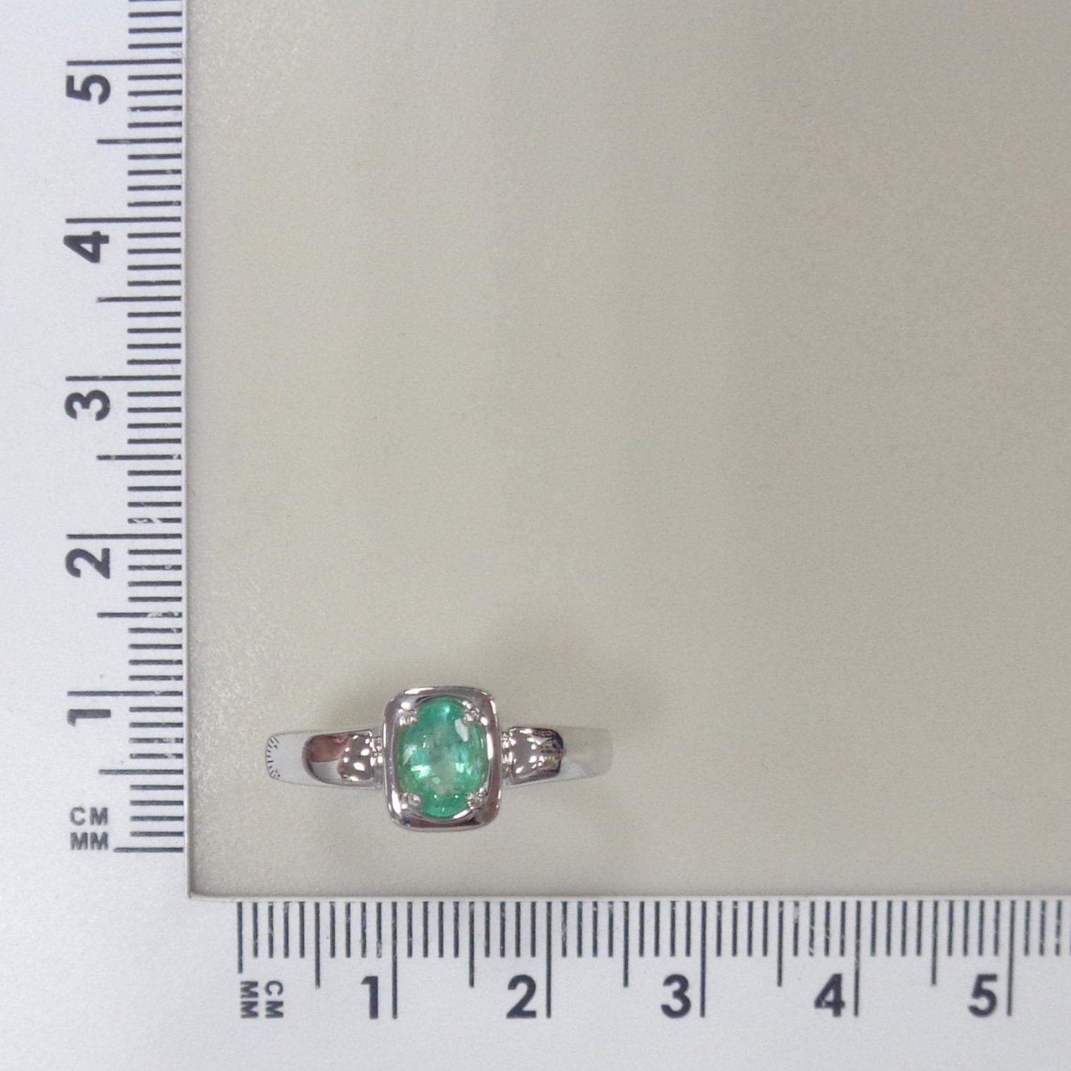 Серебряное кольцо с изумрудом